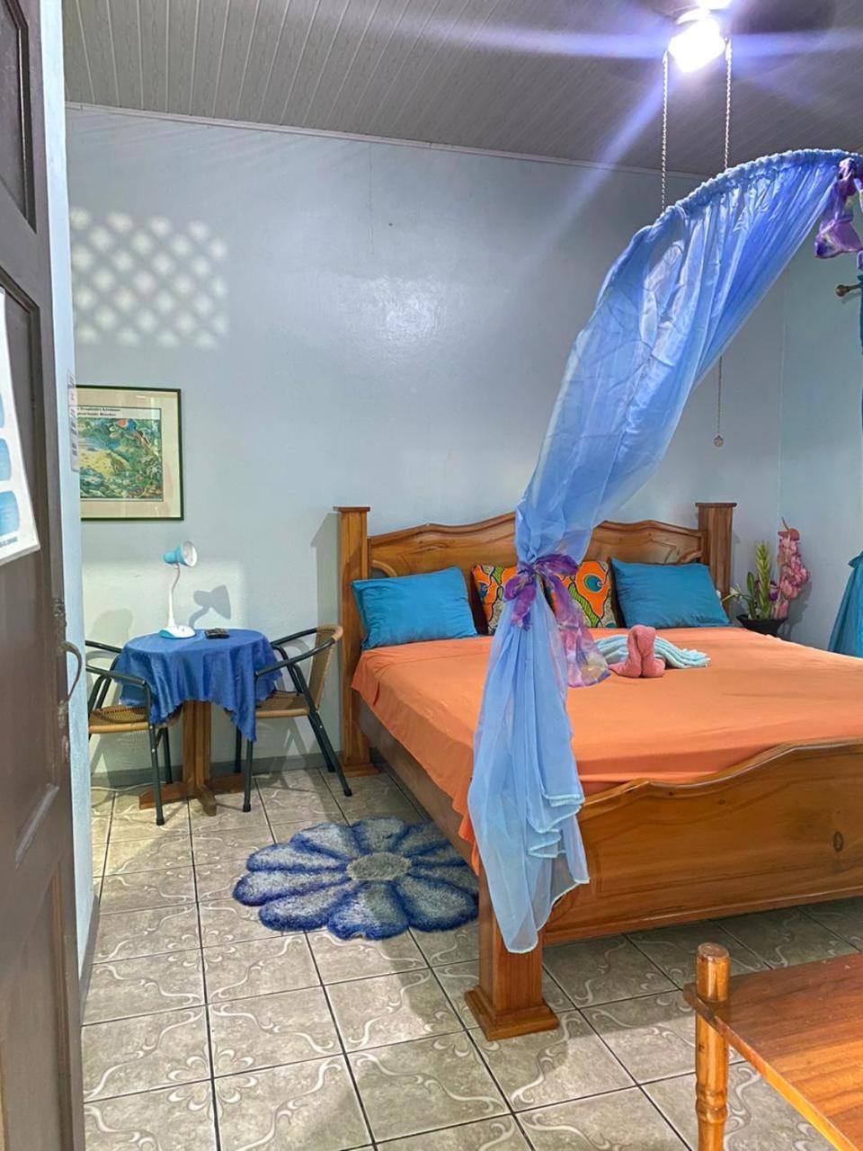 Cabinas Mitchaelle'S Puerto Viejo de Talamanca Esterno foto